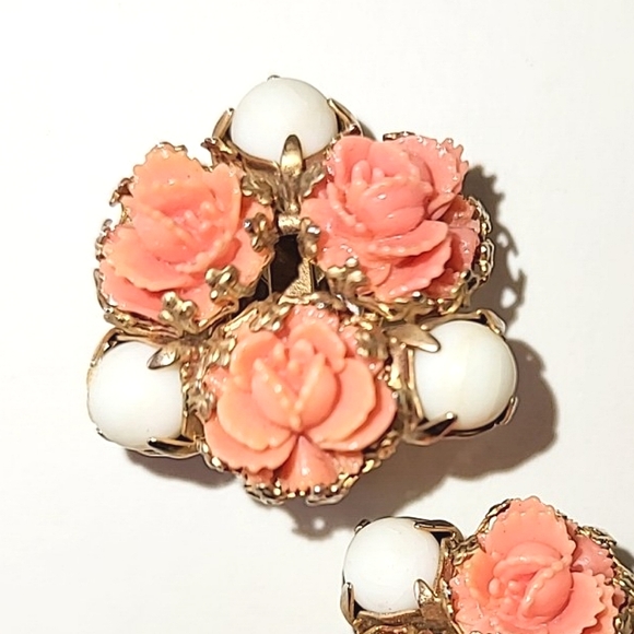 CARVED CELLULOID ROSES EARRINGS - VINTAGE FAUX CORAL CLIP-ON - Picture 6 of 8